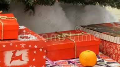 <strong>大礼</strong>盒，赠<strong>送</strong>商场圣诞树下红色.. 圣诞节和<strong>新年</strong>`礼物装饰。